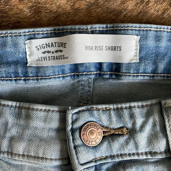 Levi shorts- high rise - Picture 3 of 4